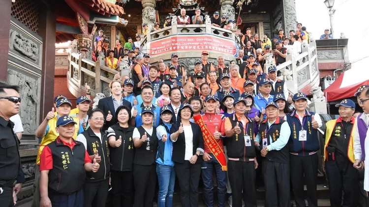 伊登2019年訪台與彰化縣長王惠美、順澤宮廟方及鄉親們歡欣合影。彰縣府提供
