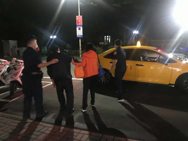 老翁被通報為失蹤人口，最後由家屬帶回。翻攝畫面