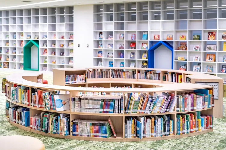 桃園市立圖書館總館內部設備。文化局提供