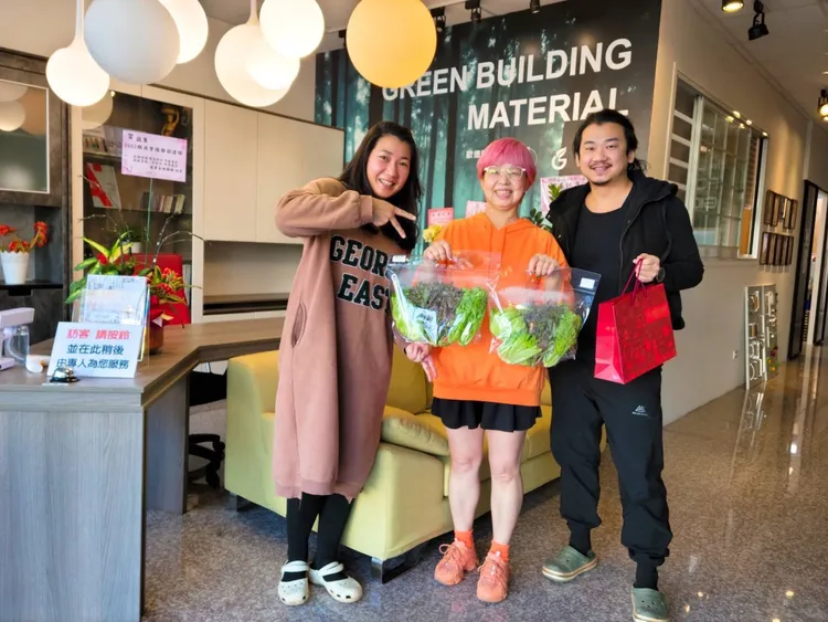 雙溪青農吳玉麒、周芷萱夫婦(左1及右1)透過公司團購與網路銷售農產品。新北市農業局提供