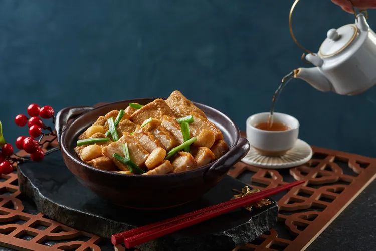 「大馬站煲」裡頭含有蝦醬、燒肉、板豆腐等，帶特殊香氣。業者提供