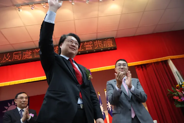 謝國樑正式上任，林右昌感謝市府團隊8年支持。戴之聖攝