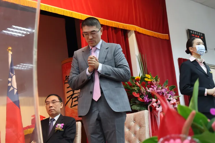 謝國樑在會場禱告感謝。戴之聖攝