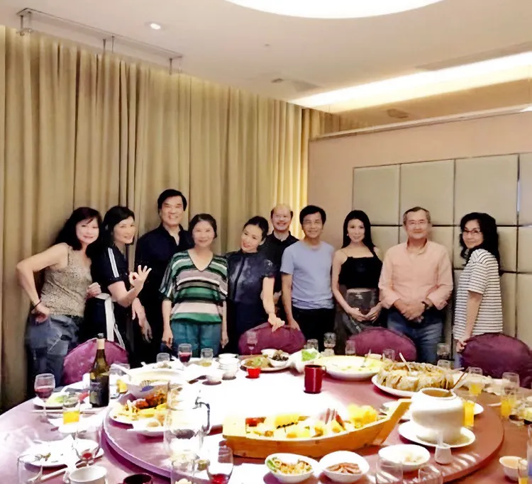 黃義交生前一群好友組成「雙樓會」，每個月定時聚餐。讀者提供