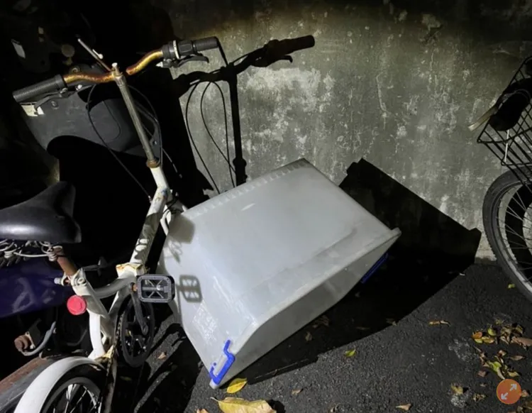 符男將父親分屍裝在箱子裡丟棄。民眾提供