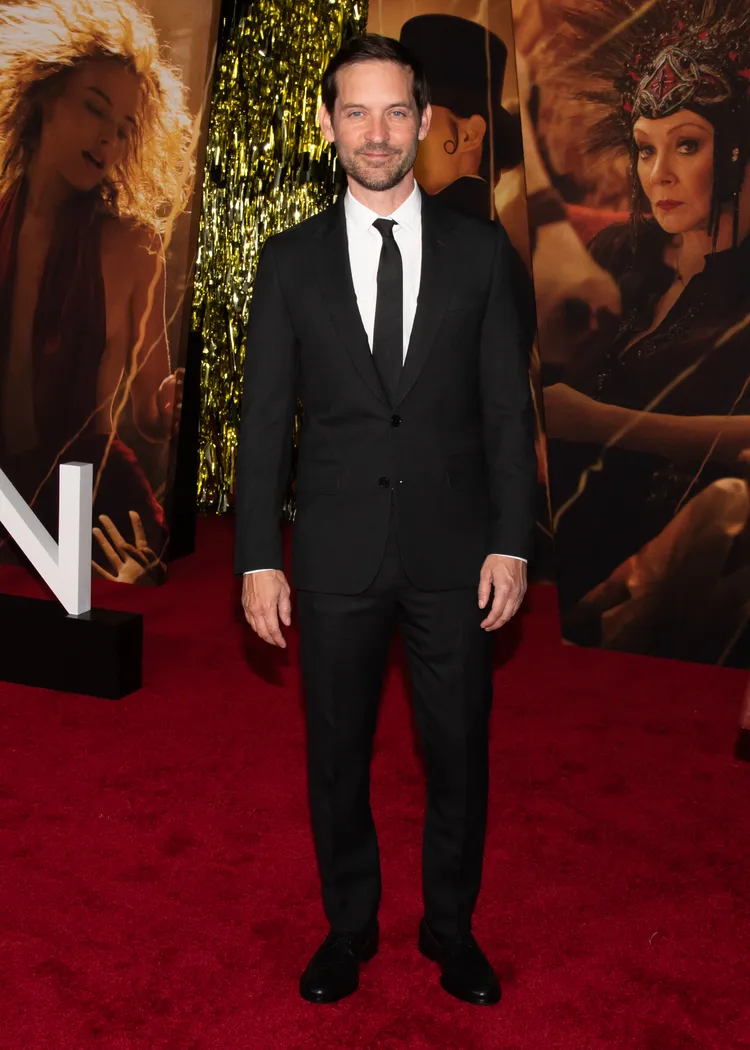 「初代蜘蛛人」陶比麥奎爾在新片《巴比倫》洛杉磯首映紅毯上，以全套Paul Smith正裝展現紳士風範。品牌提供