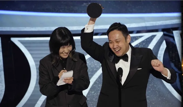 日本導演濱口竜介執導的電影《在車上》獲得奧斯卡最佳國際電影肯定。美聯社