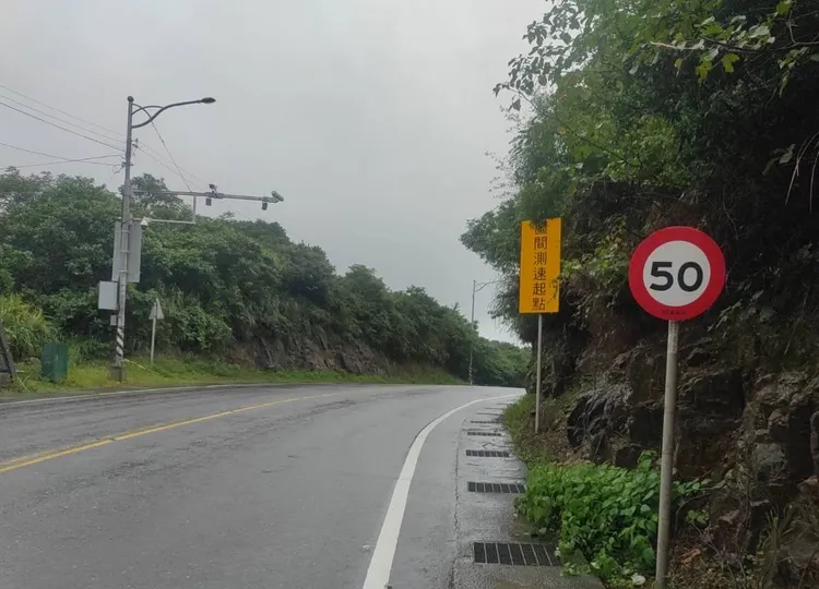 警方在台2線85.8K-87.5K龍洞段雙向設置區間測速。翻攝畫面