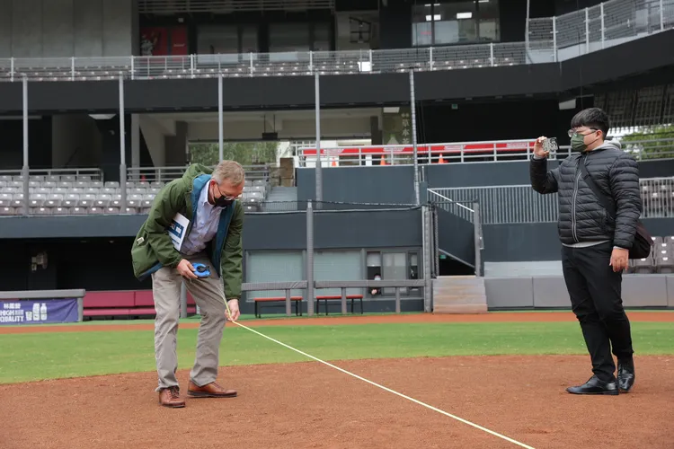 WBC代表、美國職棒大聯盟場務專家Murray Cook今（14）日場勘，確認新竹市立棒球場改善及優化項目到位，對改善小組表達正面肯定。