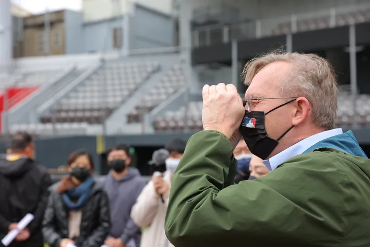 WBC代表、美國職棒大聯盟場務專家Murray Cook今（14）日場勘，確認新竹市立棒球場改善及優化項目到位，對改善小組表達正面肯定。