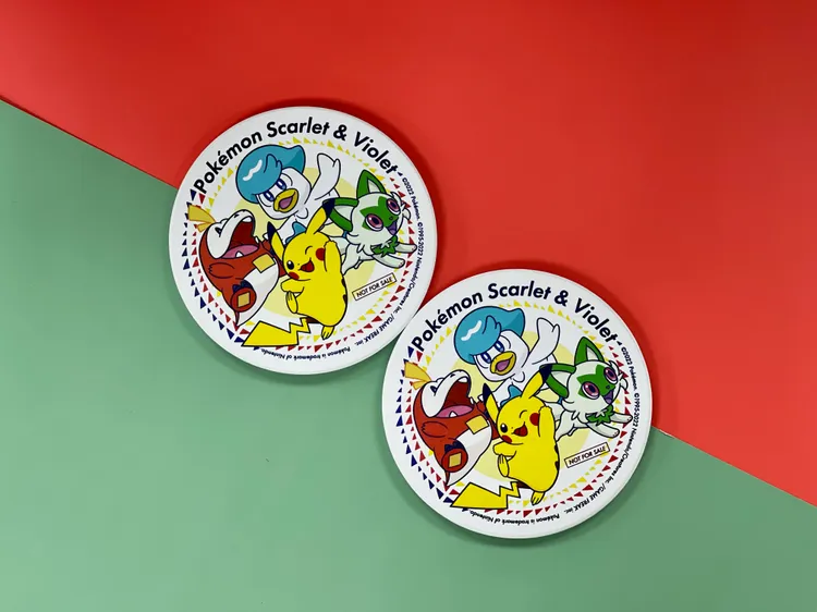 即日起單筆消費滿500元並依規定追蹤臉書或IG，可兌換《寶可夢朱/紫》杯墊1個。業者提供