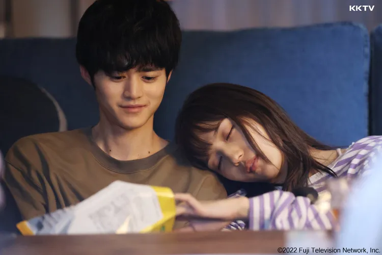 川口春奈（右）在《silent》和鈴鹿央士飾演情侶。KKTV提供