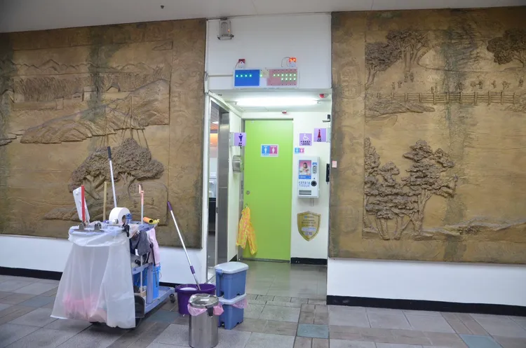 廖姓街友猝死於龍山寺地下街廁所內。翻攝畫面