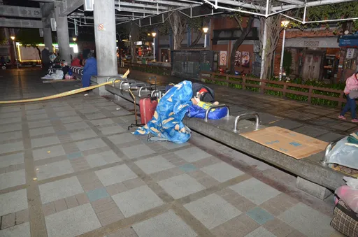 低溫奪命！北市萬華2街友猝死　陳屍公園石椅、男廁