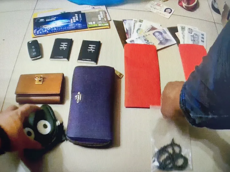 警方在黃女住處搜出手機、被害人證件、現金等贓物。讀者提供