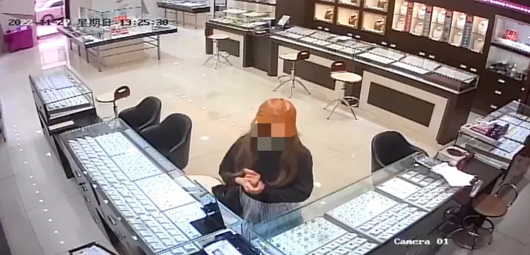 黃女戴假髮到金飾店盜刷被害慈濟師姐的信用卡。讀者提供