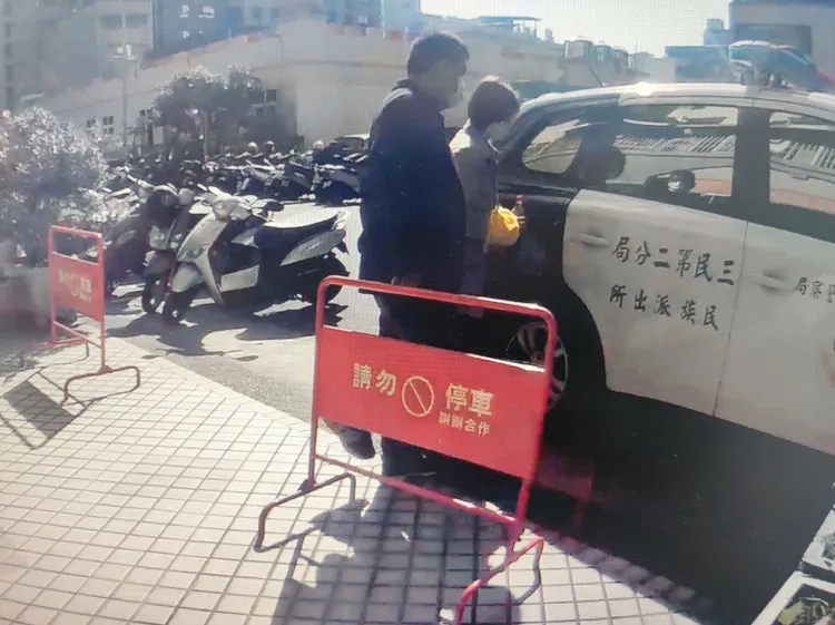 警方訊後將黃女依竊盜罪、侵入住宅、偽造文書罪、詐欺罪移送法辦。讀者提供