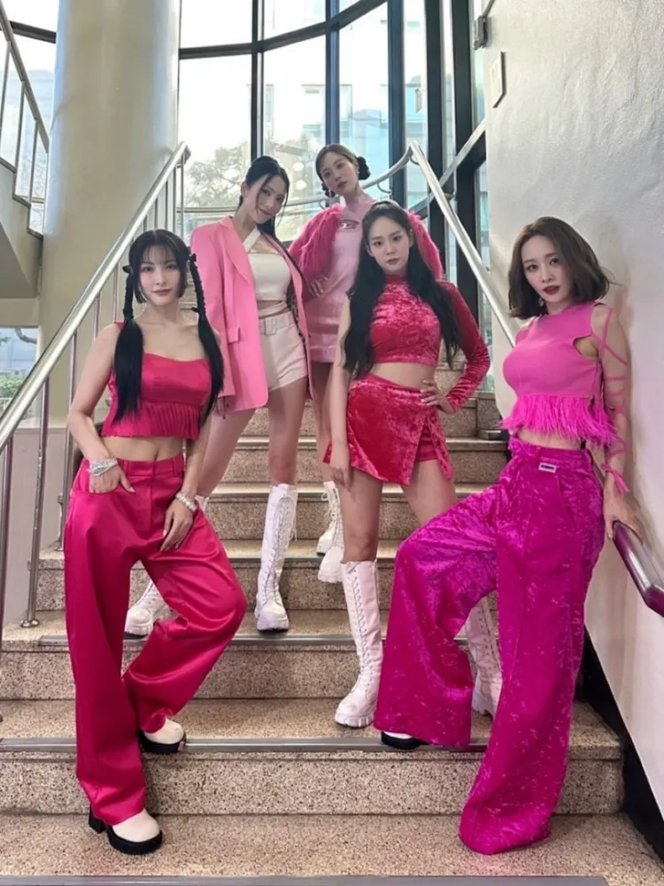 「KARA」成員朴奎利（左起順時鐘）、姜知英、許齡智、韓昇延、妮可睽違7年合體，再度上《音樂銀行》。