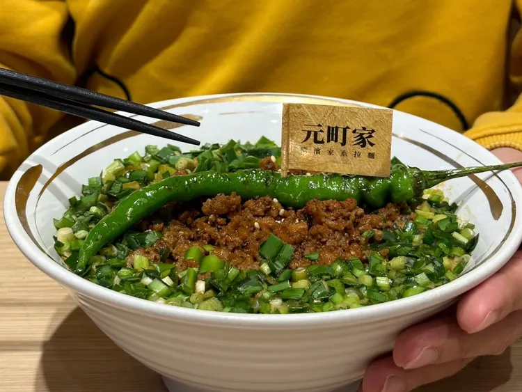 「韭式傲椒赤龍拉麵」以濃厚豚骨湯頭與東京風醬油為基底，上頭鋪上肉醬與滿滿的韭菜末，相當重口味。業者提供