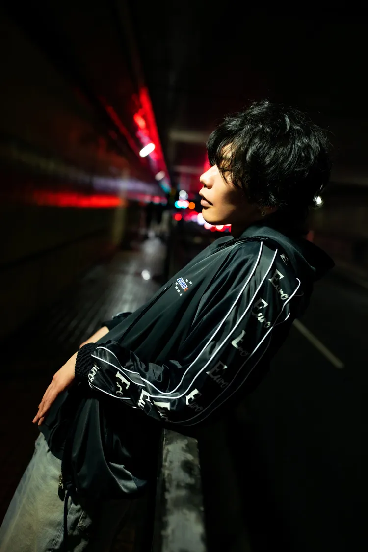 米津玄師MV中不停操肌，「大肌男」造型吸睛。Sony Music提供