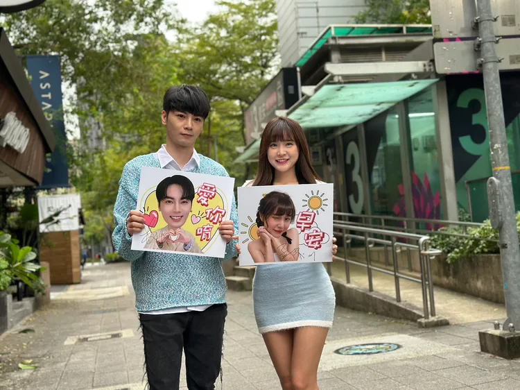 古曜威與孟潔把有他們肖像的Q版LINE貼圖，販售的收入所得，全數捐贈紅心字會。林丞偉攝