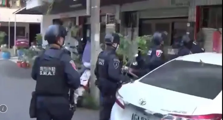 警方兵分多路拂曉出擊。讀者提供