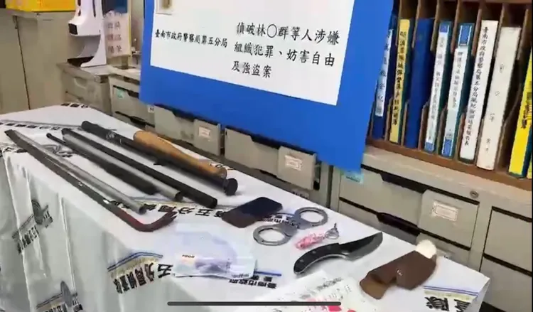 起出一批作案工具。警方提供