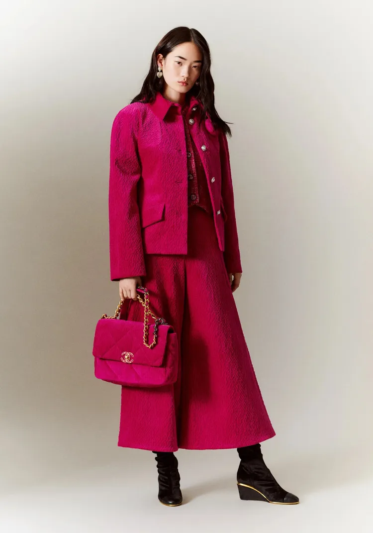 洋紅色調CHANEL 19 大型口蓋包，18萬7200元。翻攝香奈兒官網