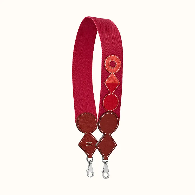 愛馬仕Attelage洋紅色調皮革肩背帶，4萬8100元。翻攝愛馬仕官網