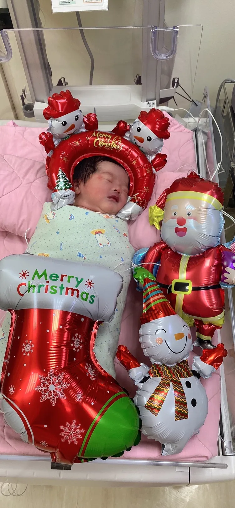 昨（12/24）晚誕生的「平安夜寶寶」。豐原醫院提供