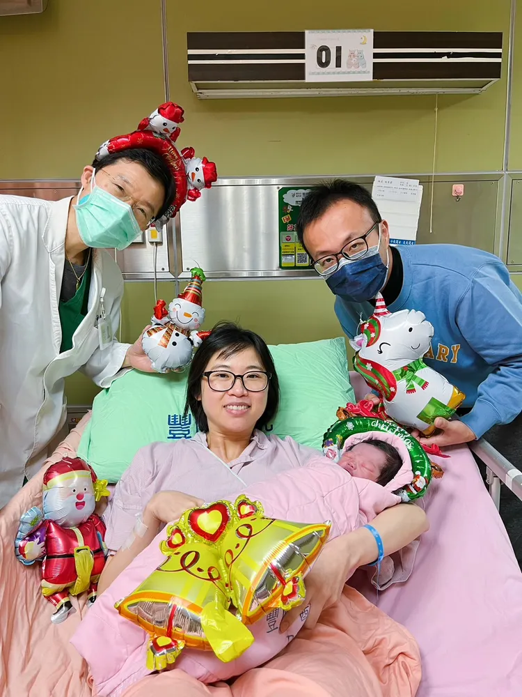 施姓婦人一家三口聖誕造型合影。豐原醫院提供