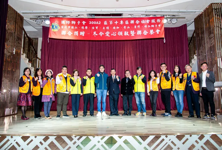 寒冬送暖餐會特地邀請新北市汐止區166戶低收入家庭參與，分贈3台斤白米、全聯禮券等物資。翻攝畫面