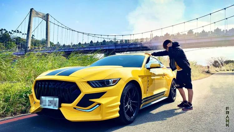 葉男與他的福特野馬跑車。翻攝葉男臉書