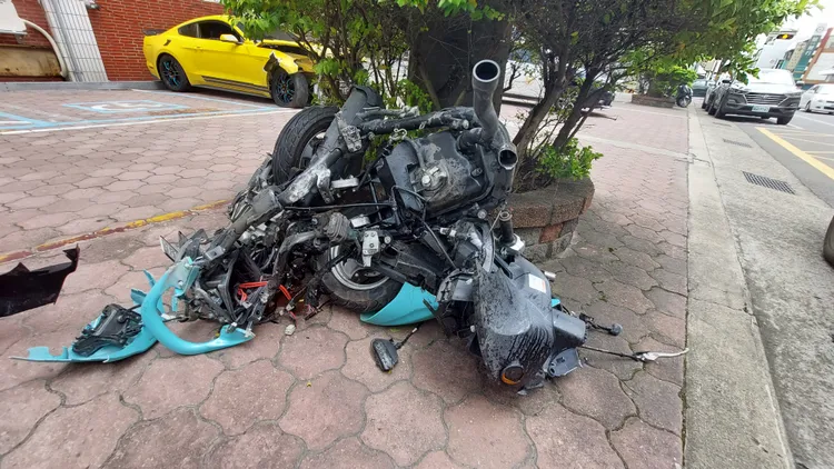 巫姓女子的機車被撞成一堆廢鐵。民眾提供