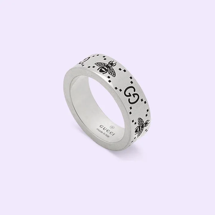 GG logo及蜜蜂雕刻戒指，9500元。品牌提供