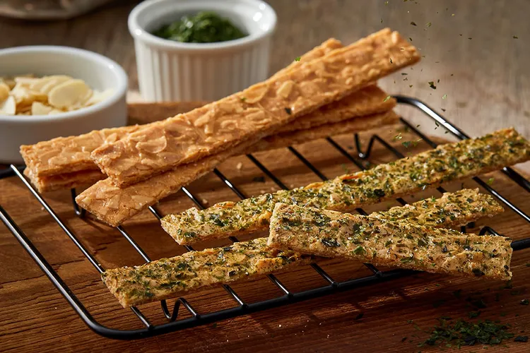 手工烘焙的杏仁脆片，有原味、海苔、黑糖三種口味。業者提供