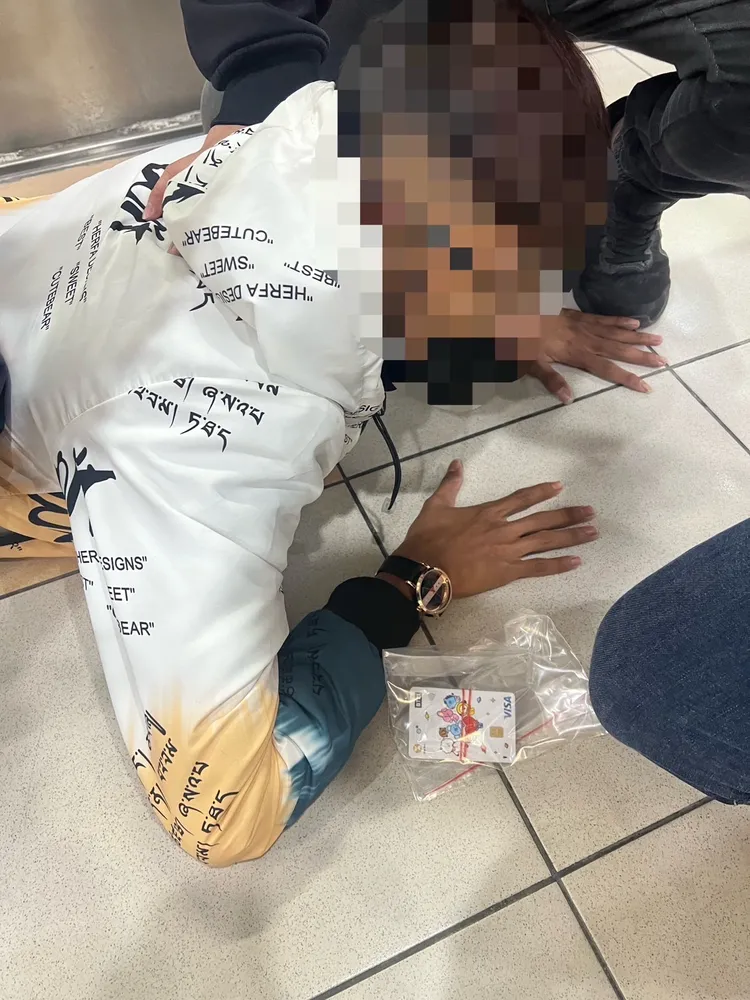 車手錢姓男子到大賣場置物櫃拿取被害人的提款卡，被警方壓制逮捕。讀者提供
