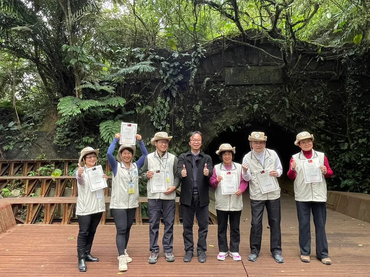 完訓合格學員與觀光旅遊局局長開心合影。新北市府提供