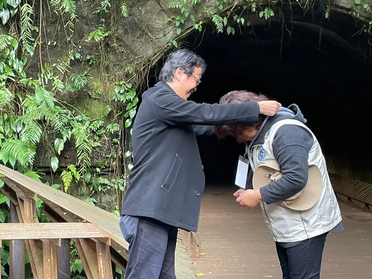 新北市政府觀光旅遊局楊宗珉局長為完訓合格學員進行授證。新北市府提供