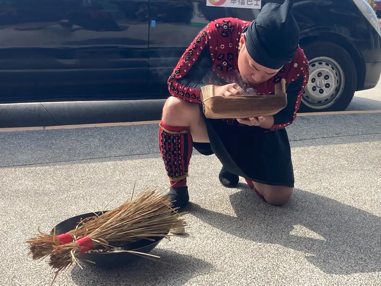 新車啟用、新路線營運可發展部落觀光與運輸，族人以古禮祈福。陳宏銘攝