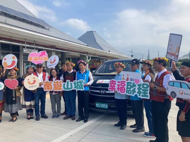 地方要員等與新車合照。陳宏銘攝