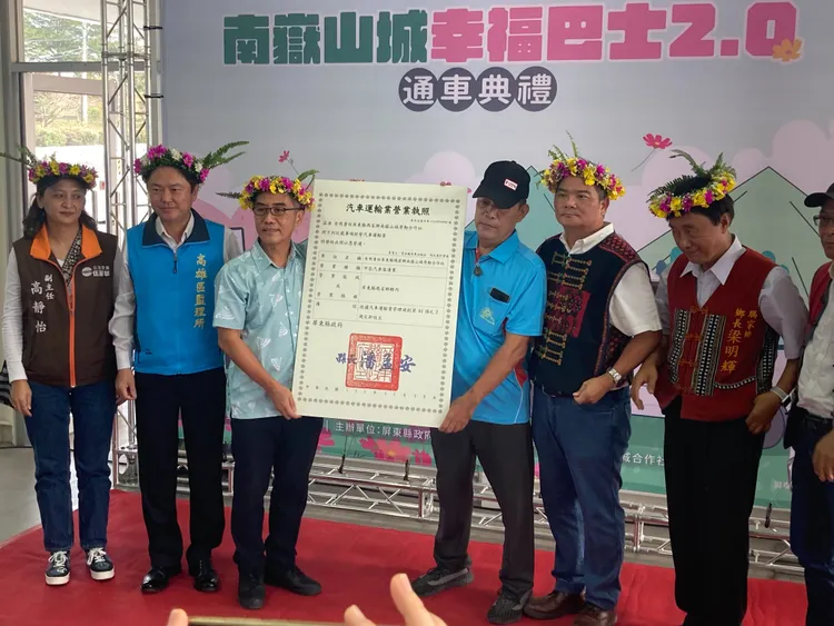 縣府頒發營運執照給合作社。陳宏銘攝