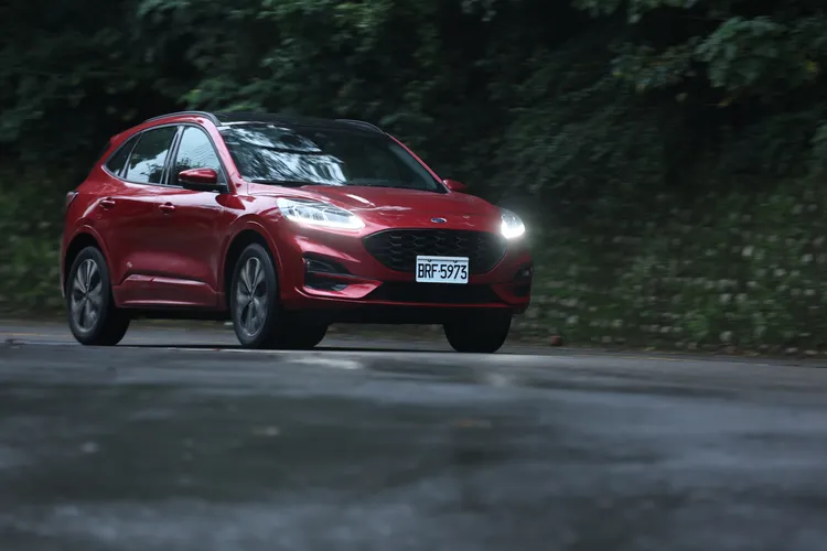Kuga EcoBoost 250 ST-Line X全力加速迷人的貼背感，在渾厚細膩的聲浪陪襯之下，想要偶爾激情也不會覺得委屈。翁玉信攝