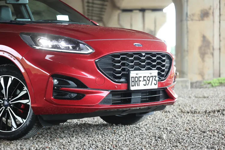 Kuga ST-Line車頭以網格水箱護罩為主視覺，搭配鷹眼式的LED頭燈組，並且結合黑化的車身框飾營造性能氣息。翁玉信攝