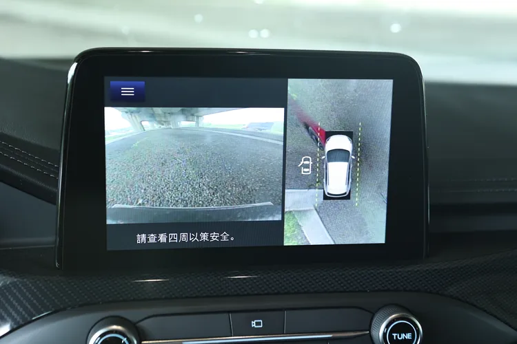 360度環景影像輔助是在市區行車停車更為便利的好幫手。翁玉信攝