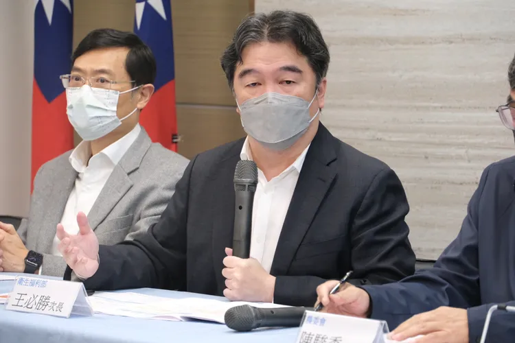 衛福部次長王必勝等人今出席記者會。陳志淵攝