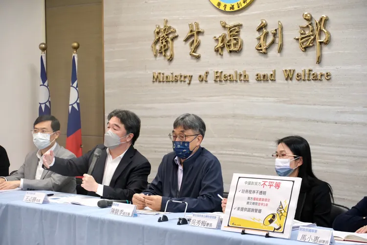 食藥署今上午11時召開「食藥署重申送件即遞件，絕無慢半拍!」記者會。陳志淵攝