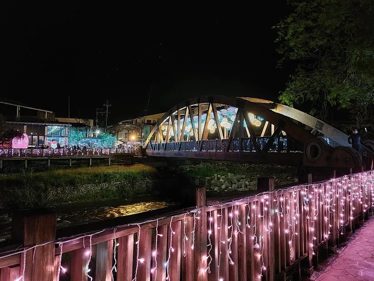 情人木橋璀璨燈飾，繽紛絢麗。台中市民政局提供
