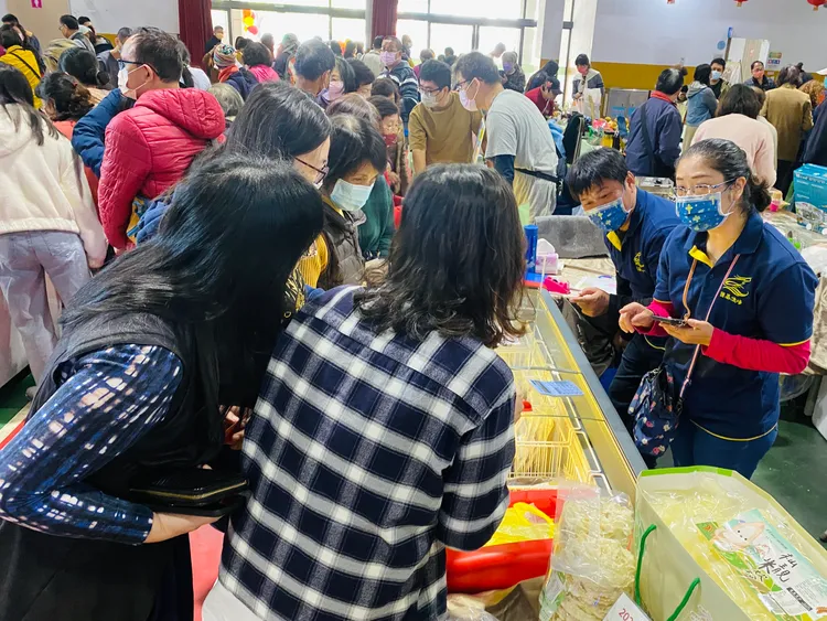 展售會人氣爆棚，有消費者直說買到賺到。王志弘攝