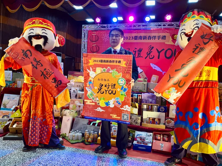 黃偉哲歡迎民眾參考台南新春伴手禮型錄，包君滿意。王志弘攝